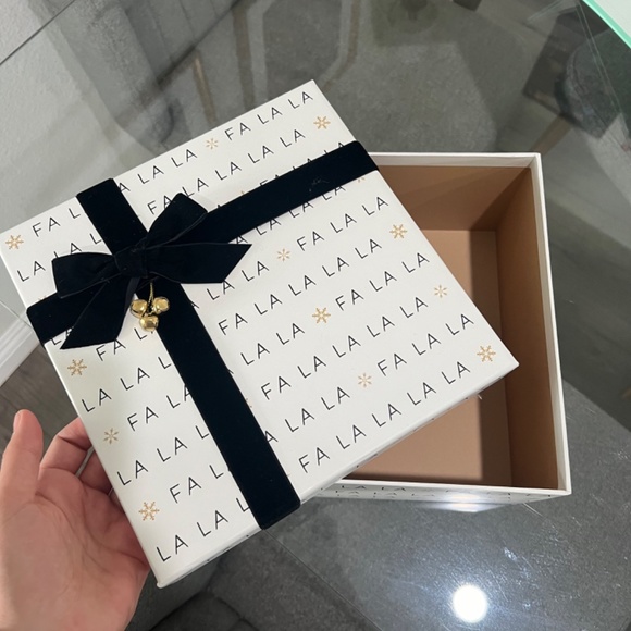 HOLIDAY GIFT BOX BLACK AND WHOTE WOTH BELLS - Picture 3 of 3